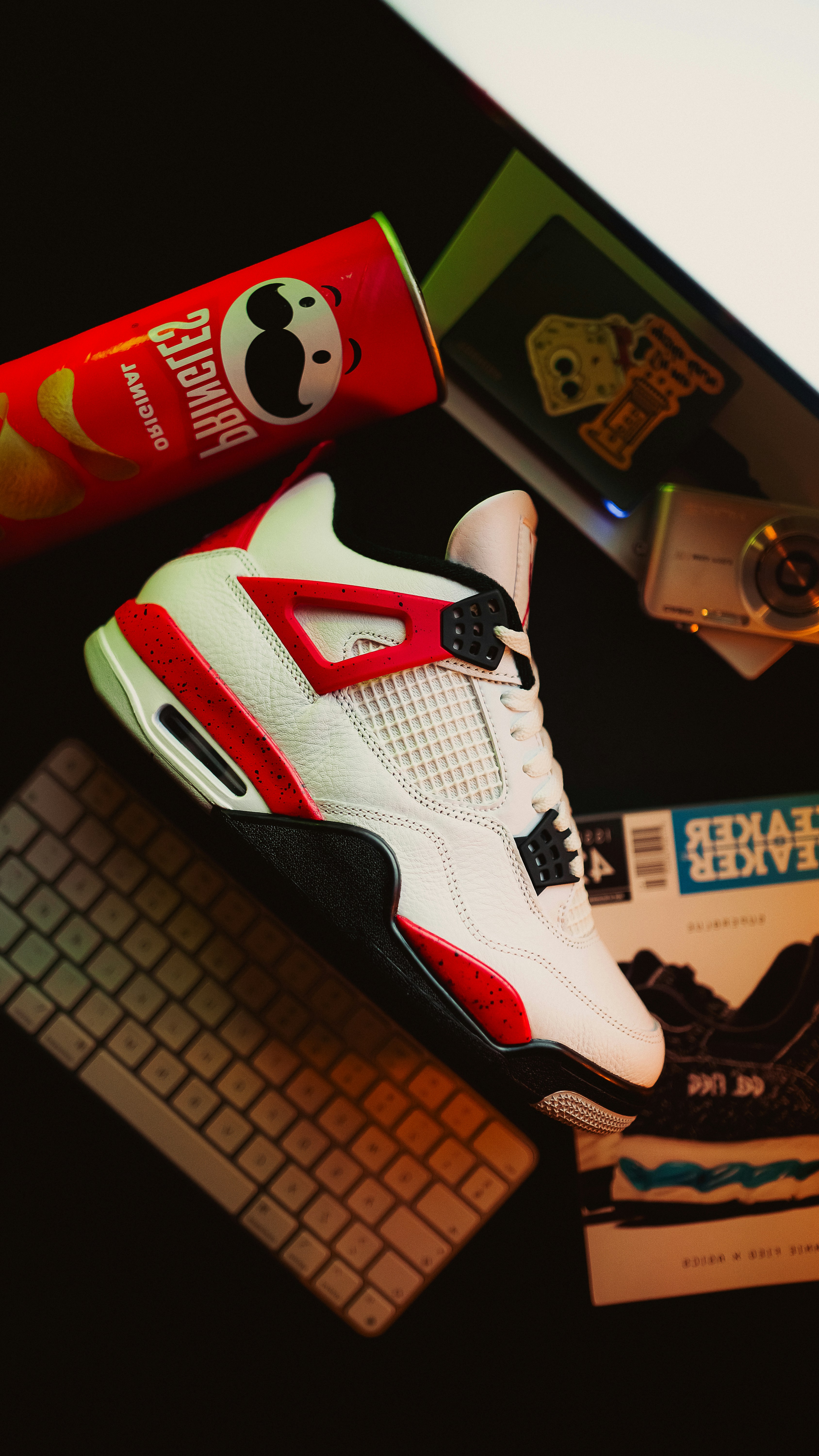 une paire de baskets et une canette de soda sur un bureau