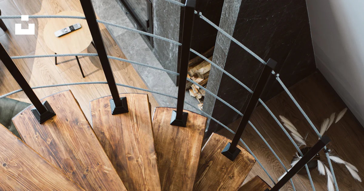 Una vista de una escalera de caracol desde arriba foto – Imagen de Casa ...