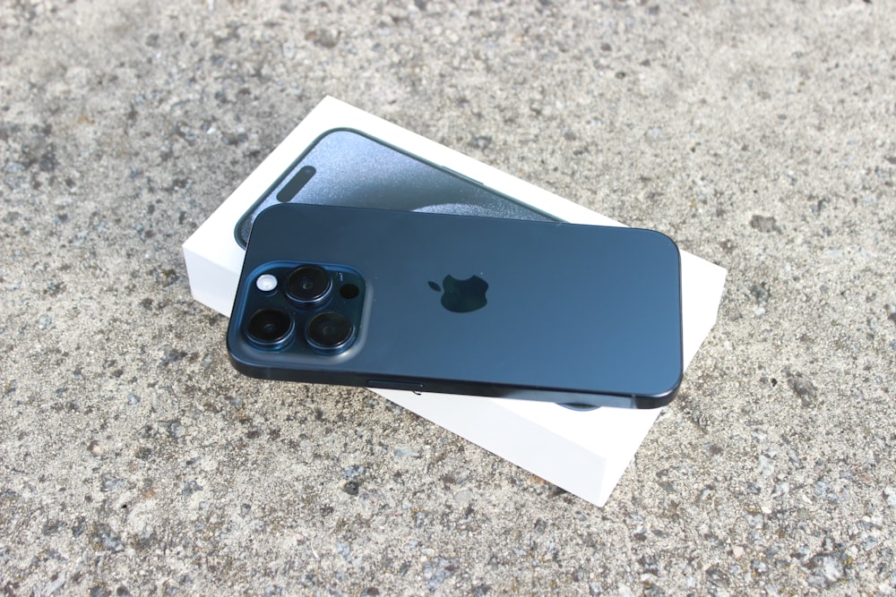 Un iPhone 11 Pro sentado encima de una caja blanca