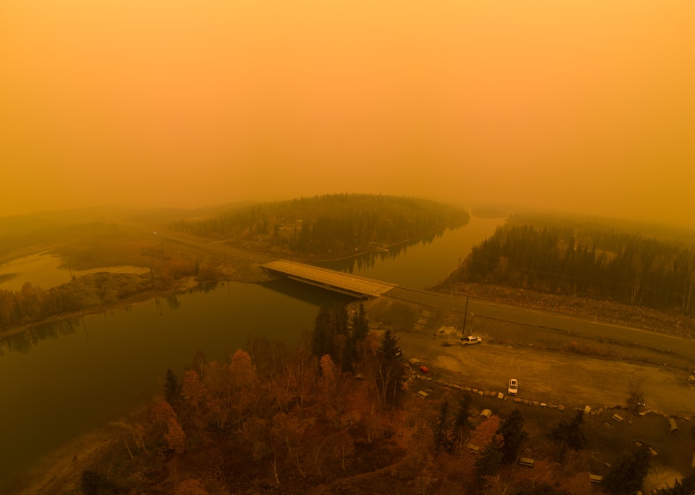 Un día de niebla sobre un río y un puente