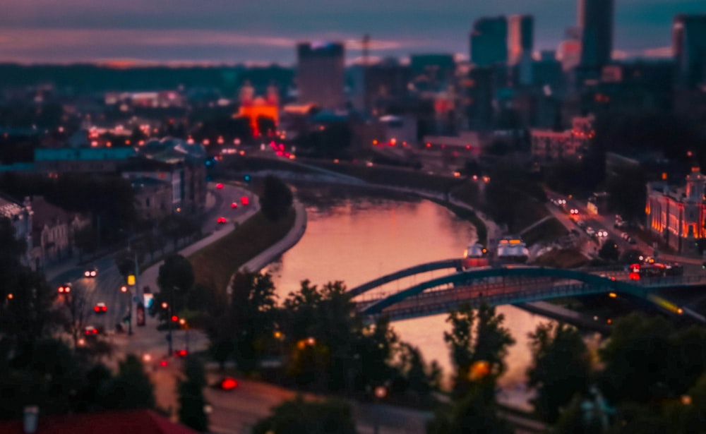 Blick auf eine Stadt, durch die ein Fluss fließt