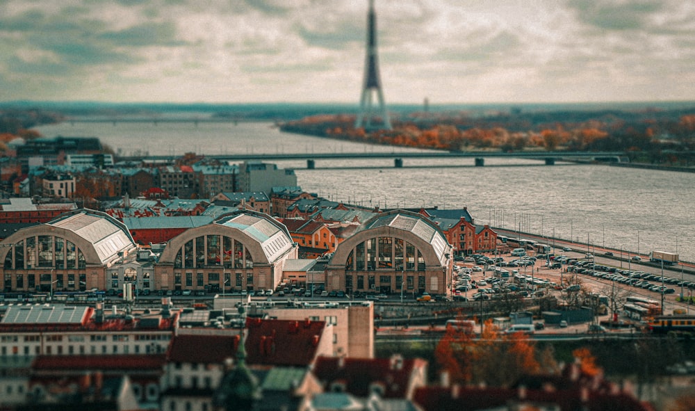Luftaufnahme einer Stadt mit einem Fluss im Hintergrund