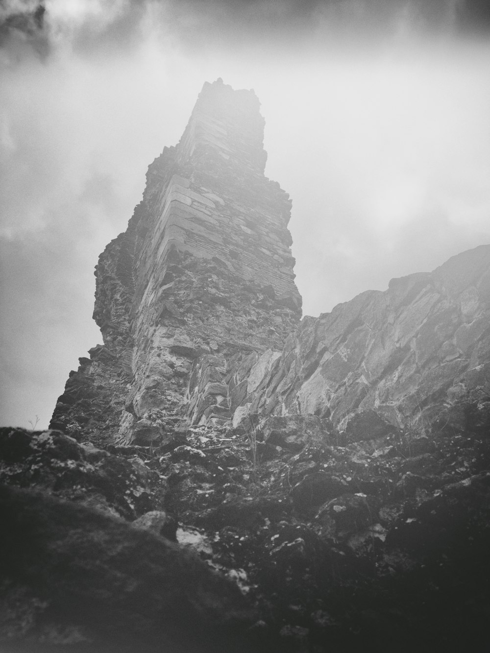 uma foto em preto e branco de um pico de montanha