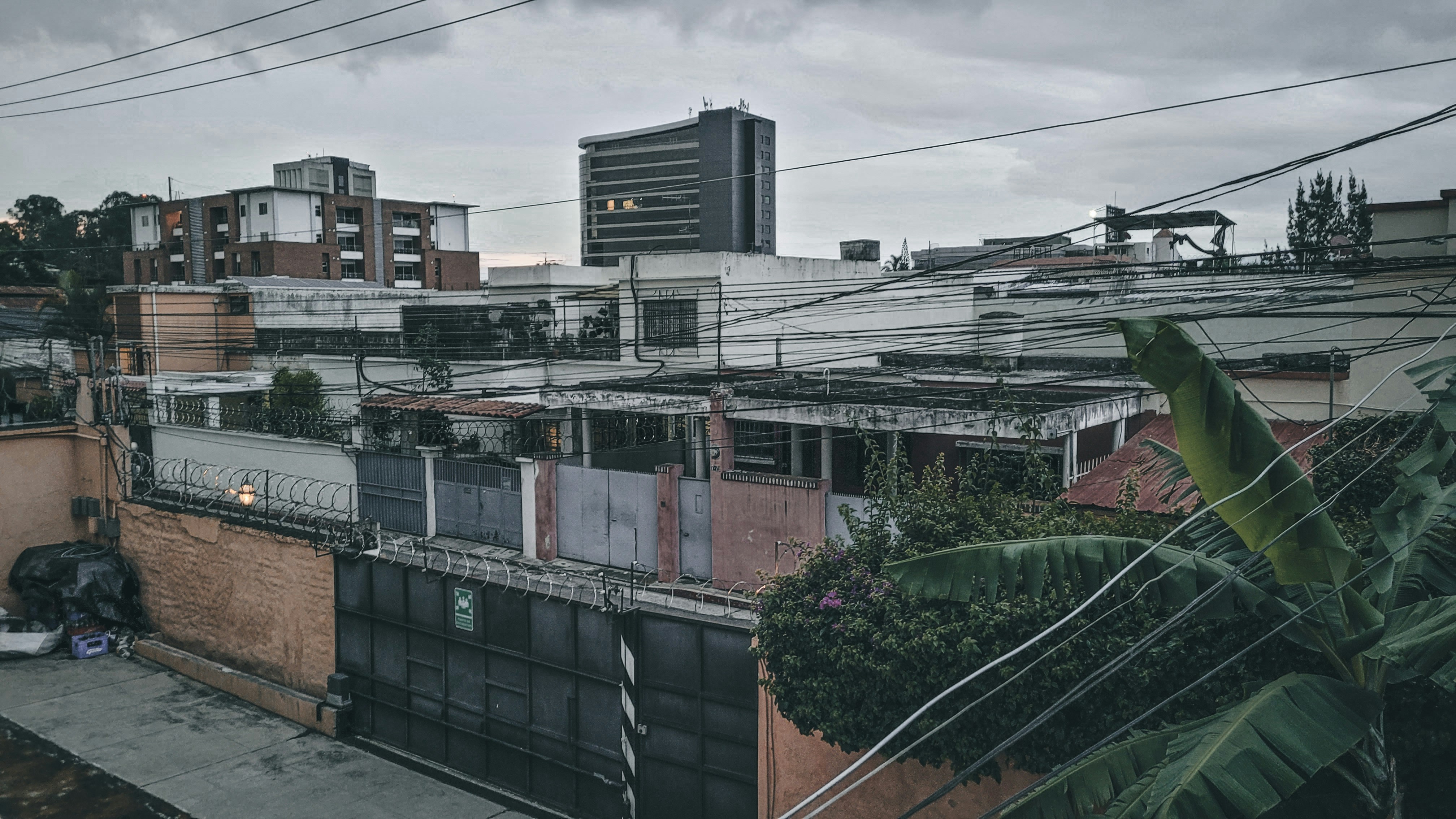 Ecos de la ciudad en la penumbra