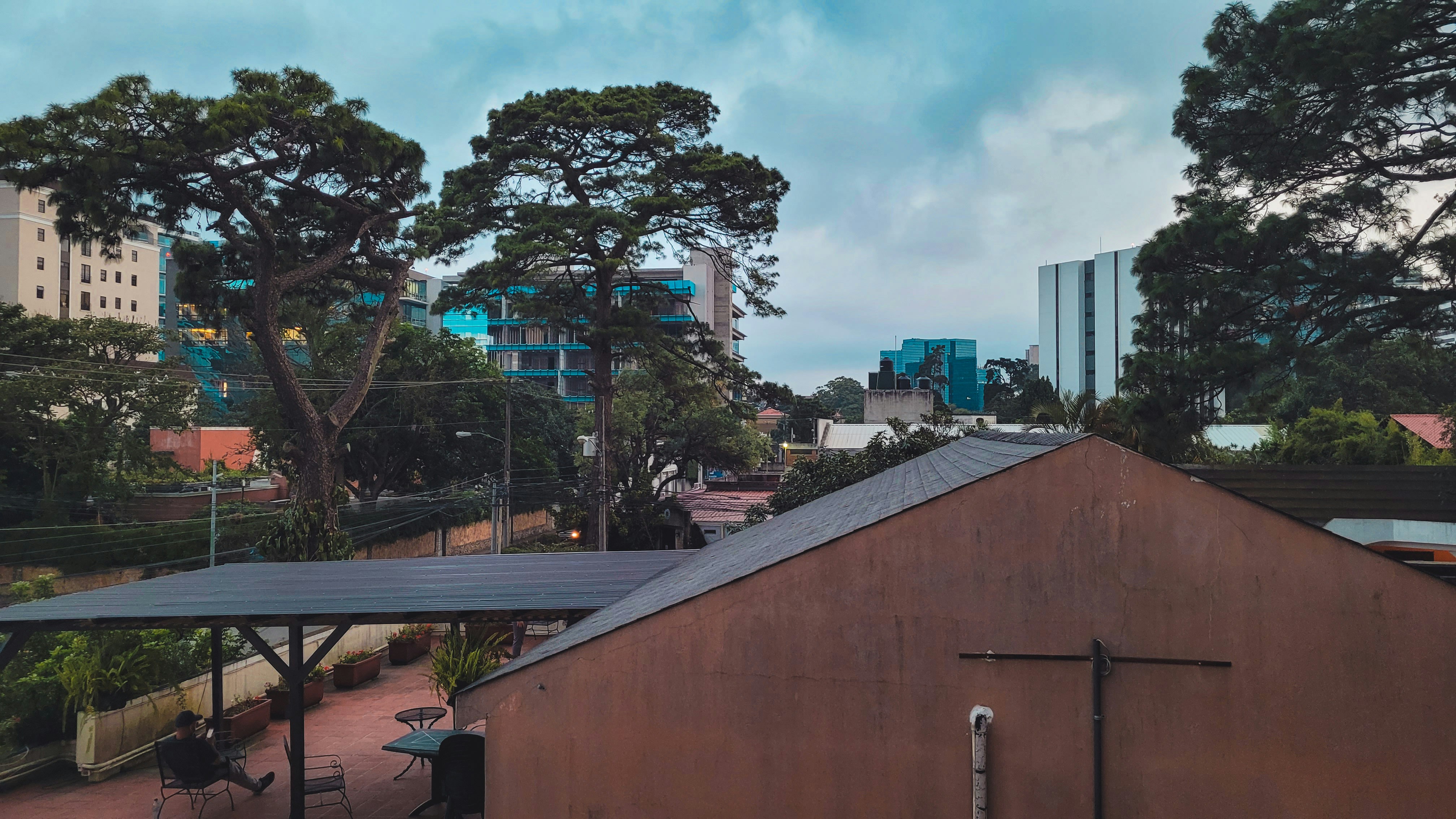 Un edificio con un techo y una línea del cielo en el fondo