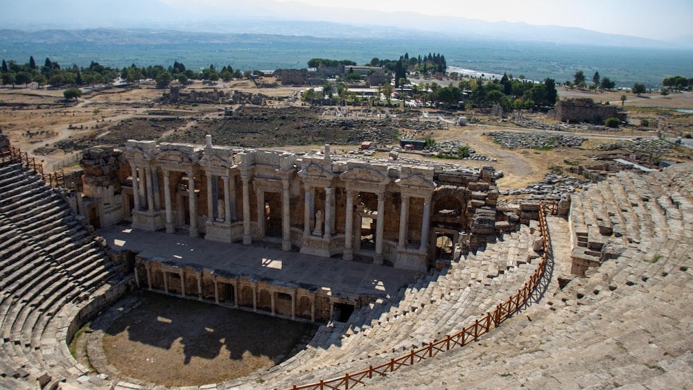 Una vista aérea de las ruinas de un teatro romano