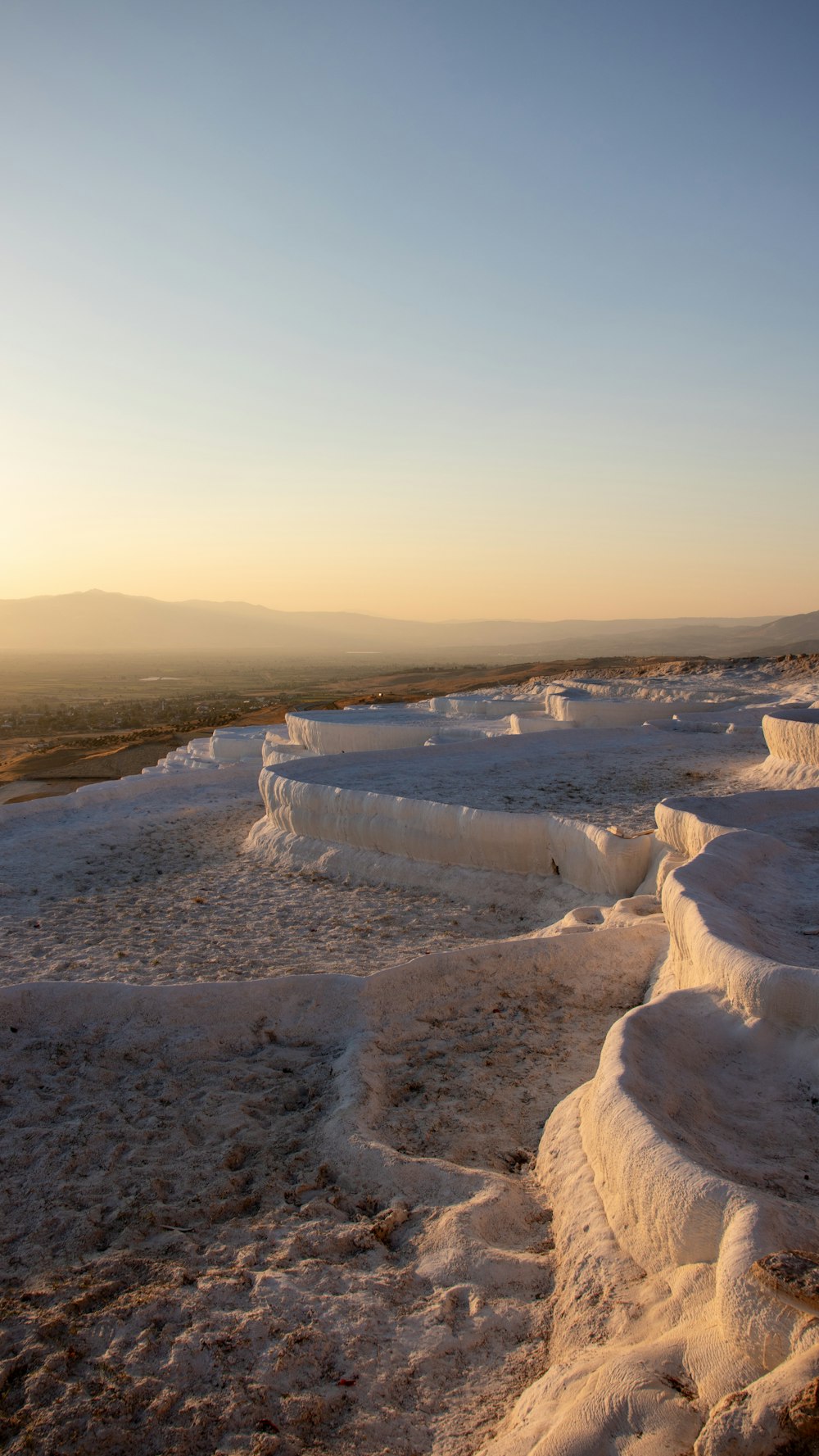 El sol se está poniendo sobre una gran extensión de hielo