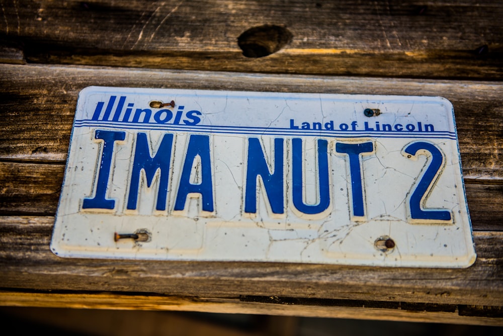 a license plate that says i am nut 2