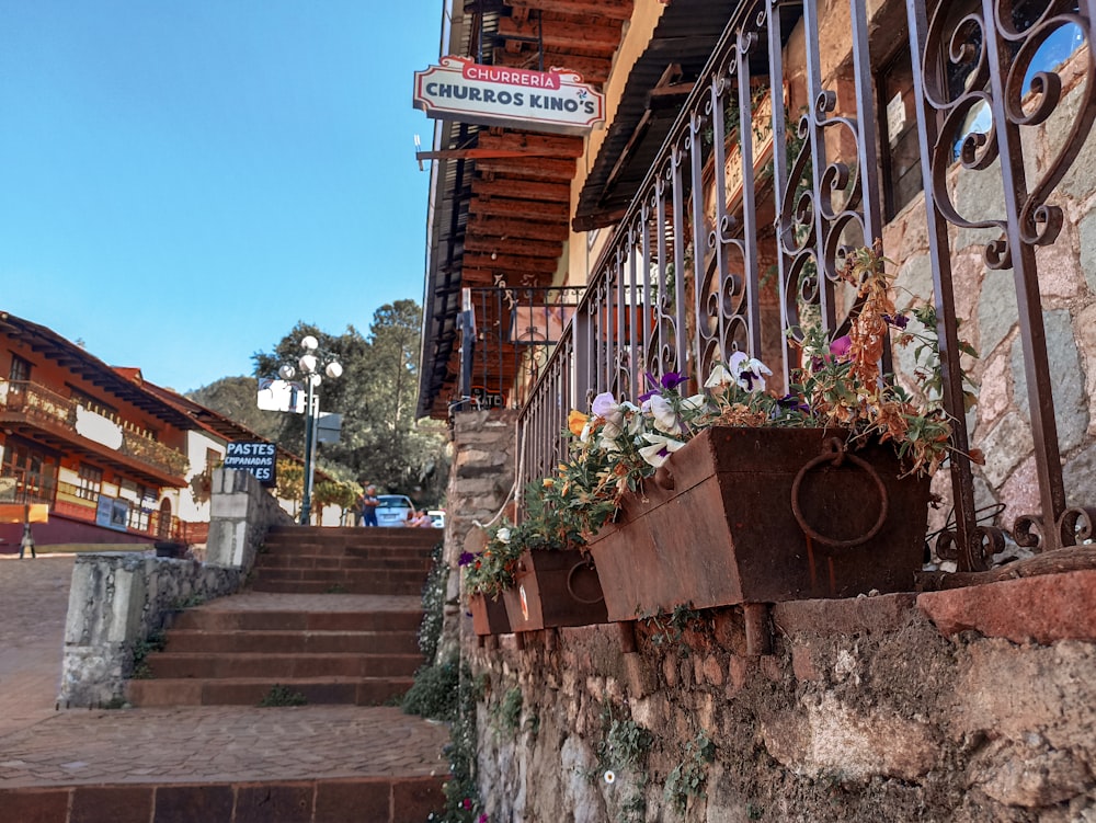 un bâtiment avec un bouquet de fleurs qui en sortent