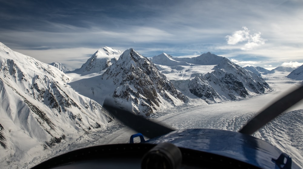 una vista di una montagna innevata da un aereo