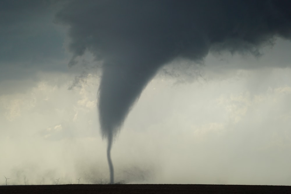 Ein großer Tornado kommt aus einem Feld