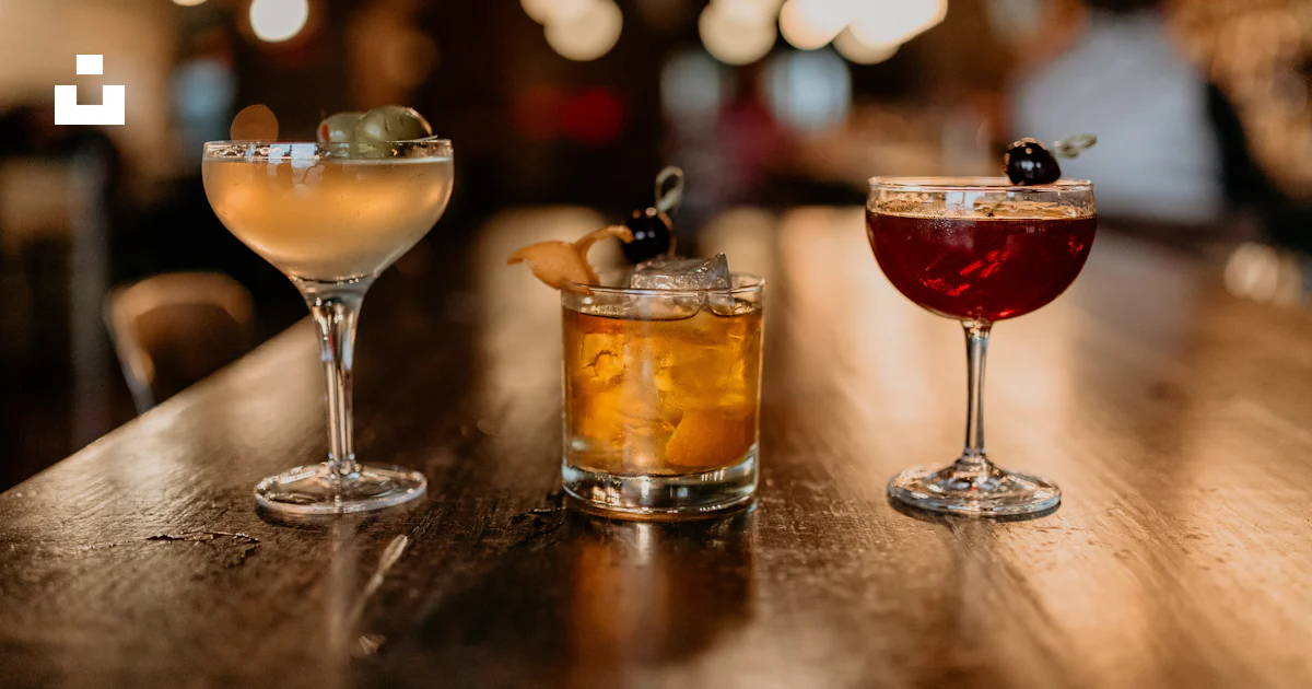 Deux verres de différents types de boissons sur un bar photo – Image ...