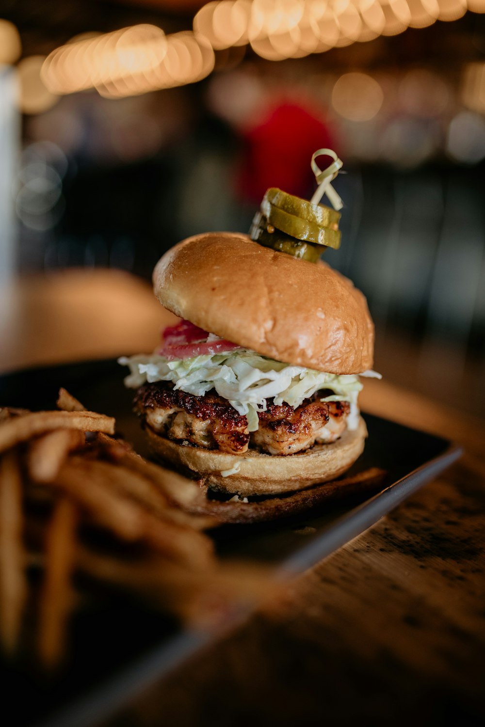 Un burger avec une couronne sur le dessus