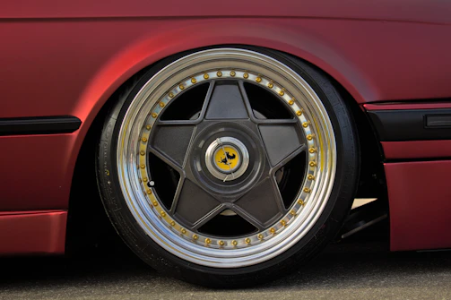 Four 3D renders of the 9rs wheel in matt gold, matt titanium, matt black, and gloss black finishes displayed side by side.