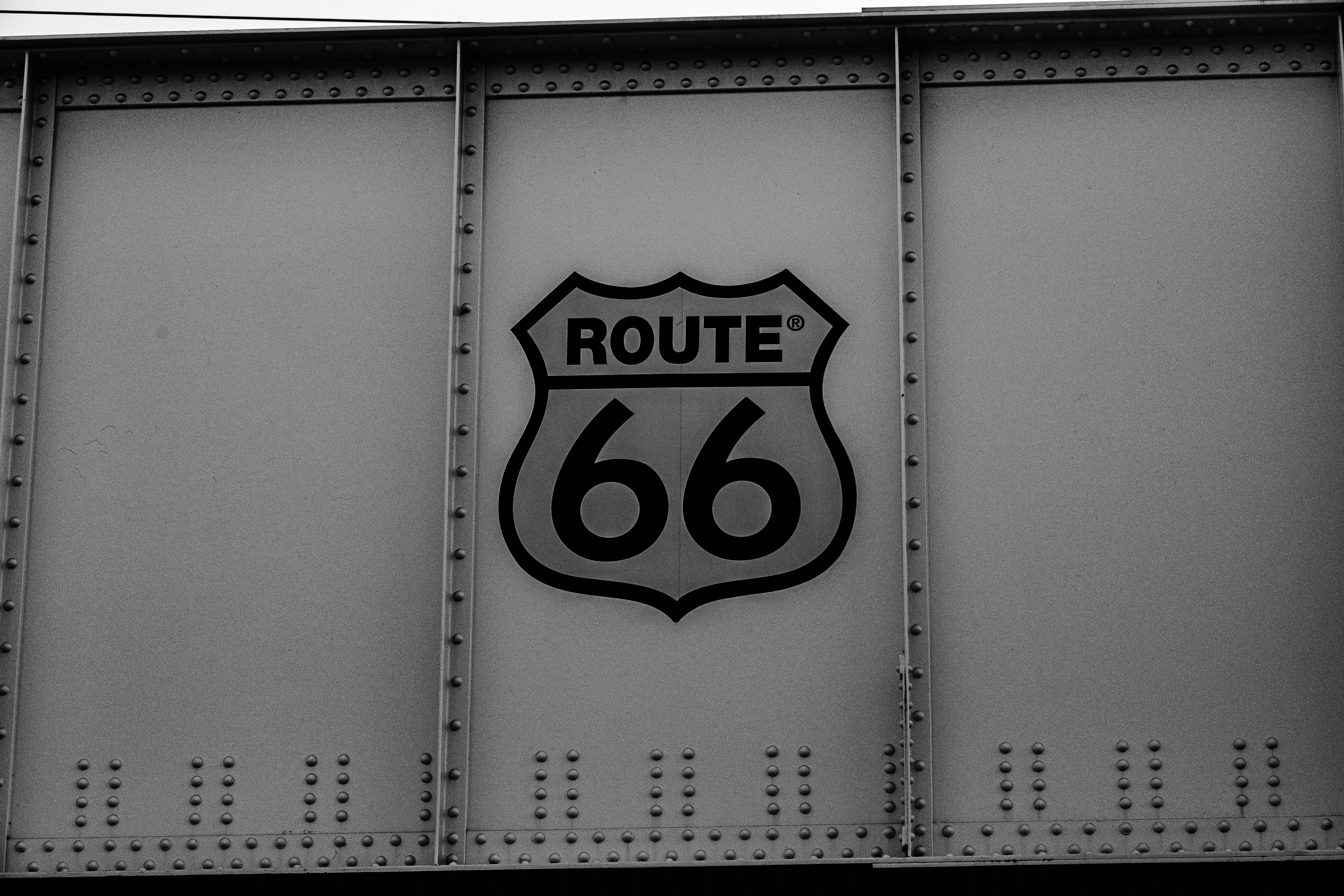 Ein Schwarz-Weiß-Foto eines Route 66-Schildes