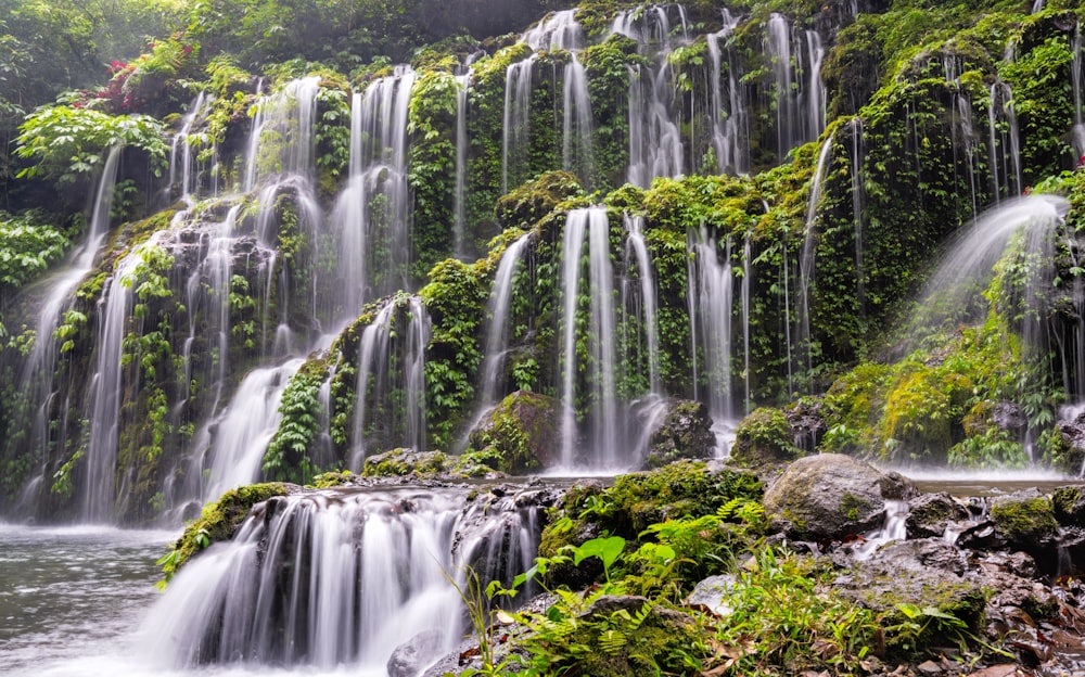 une grande cascade avec beaucoup d’eau en cascade