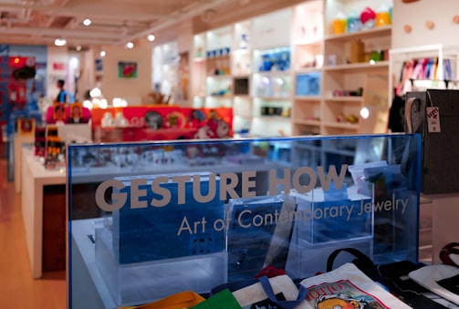 a store with a sign that says gesture how art of court library