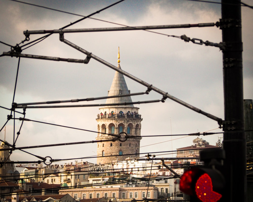 Una vista de un edificio desde detrás de unos cables