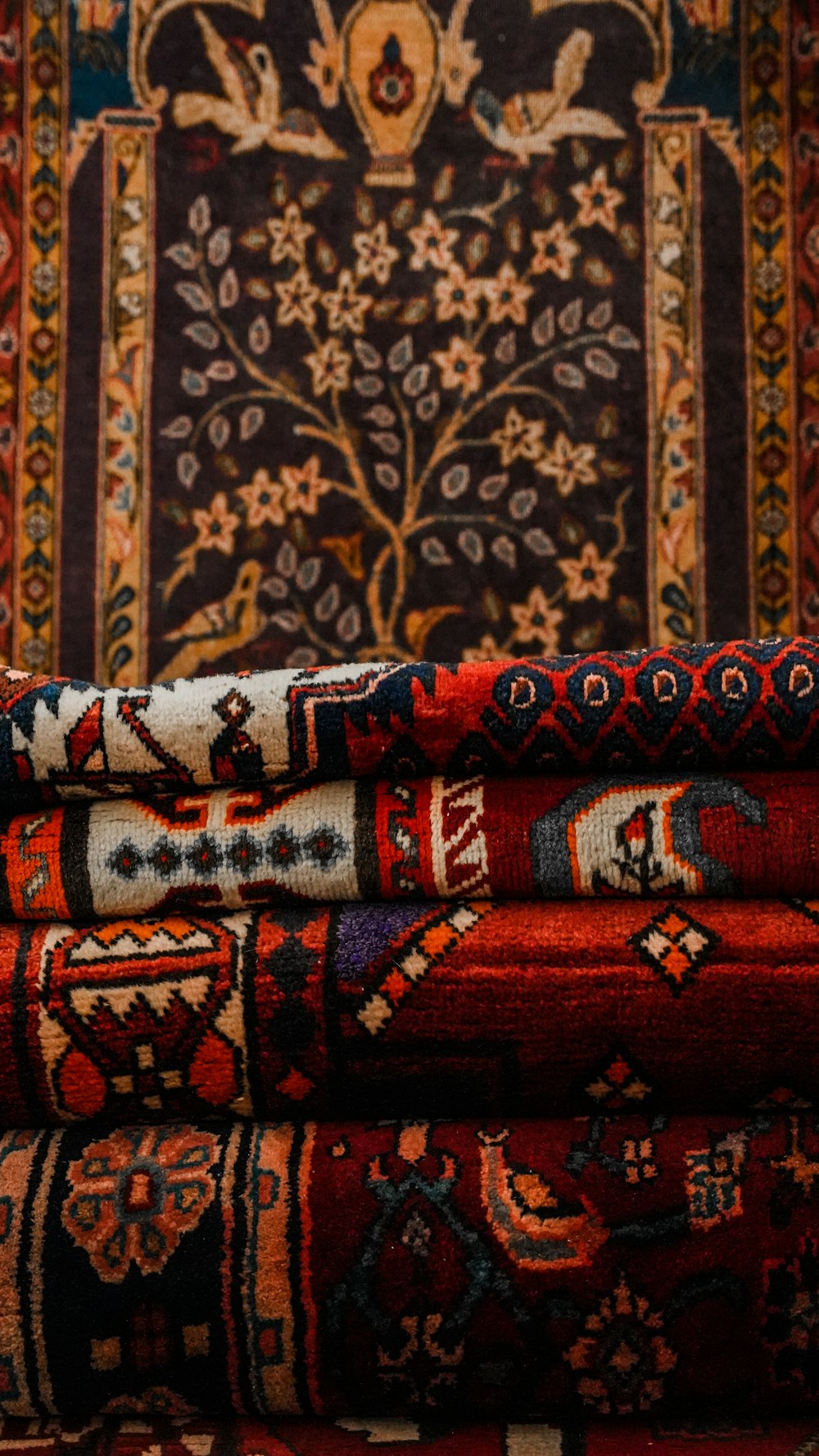 Una pila de alfombras sentadas encima de una alfombra