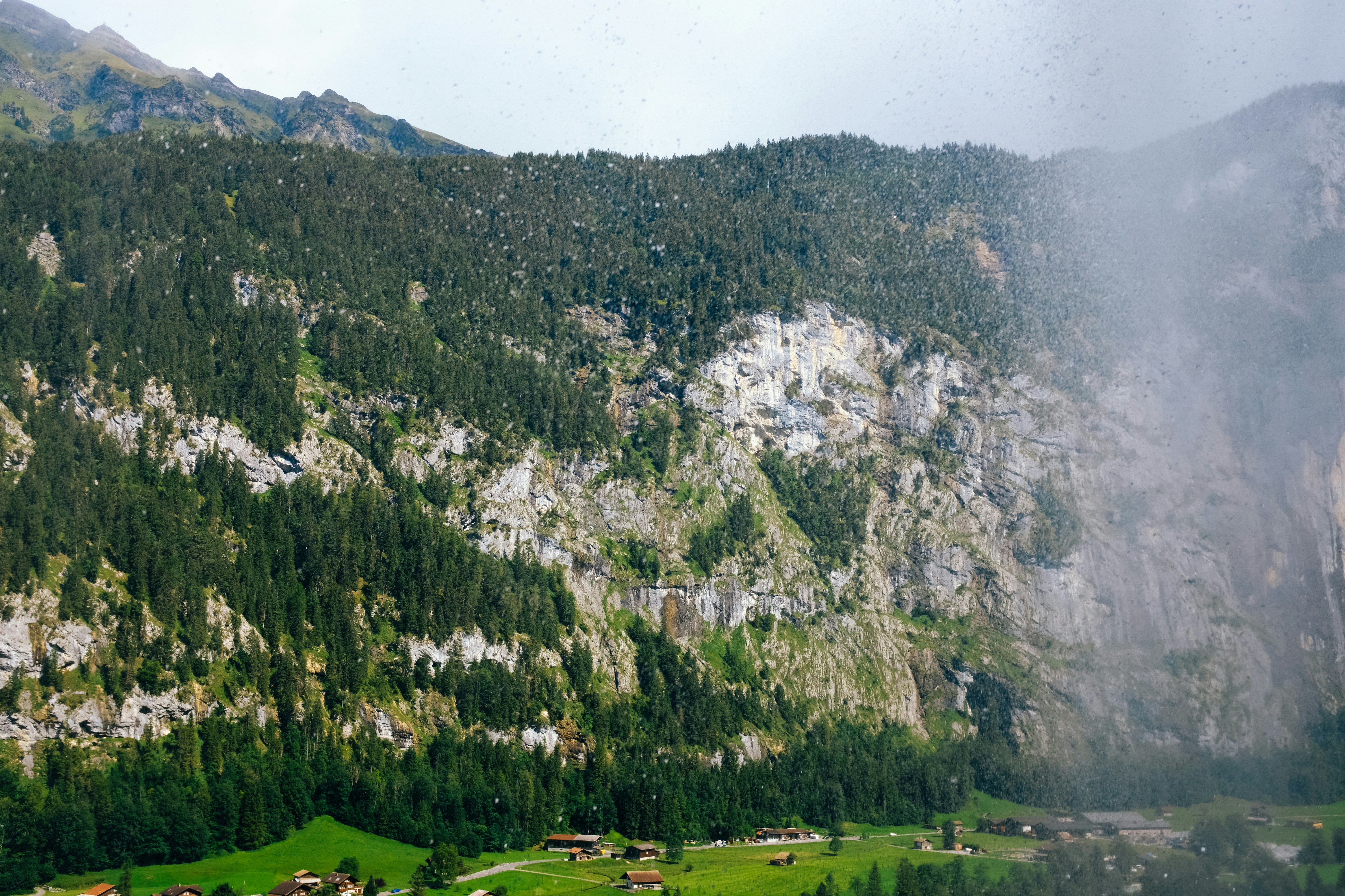 une vue d’une montagne avec un village au premier plan