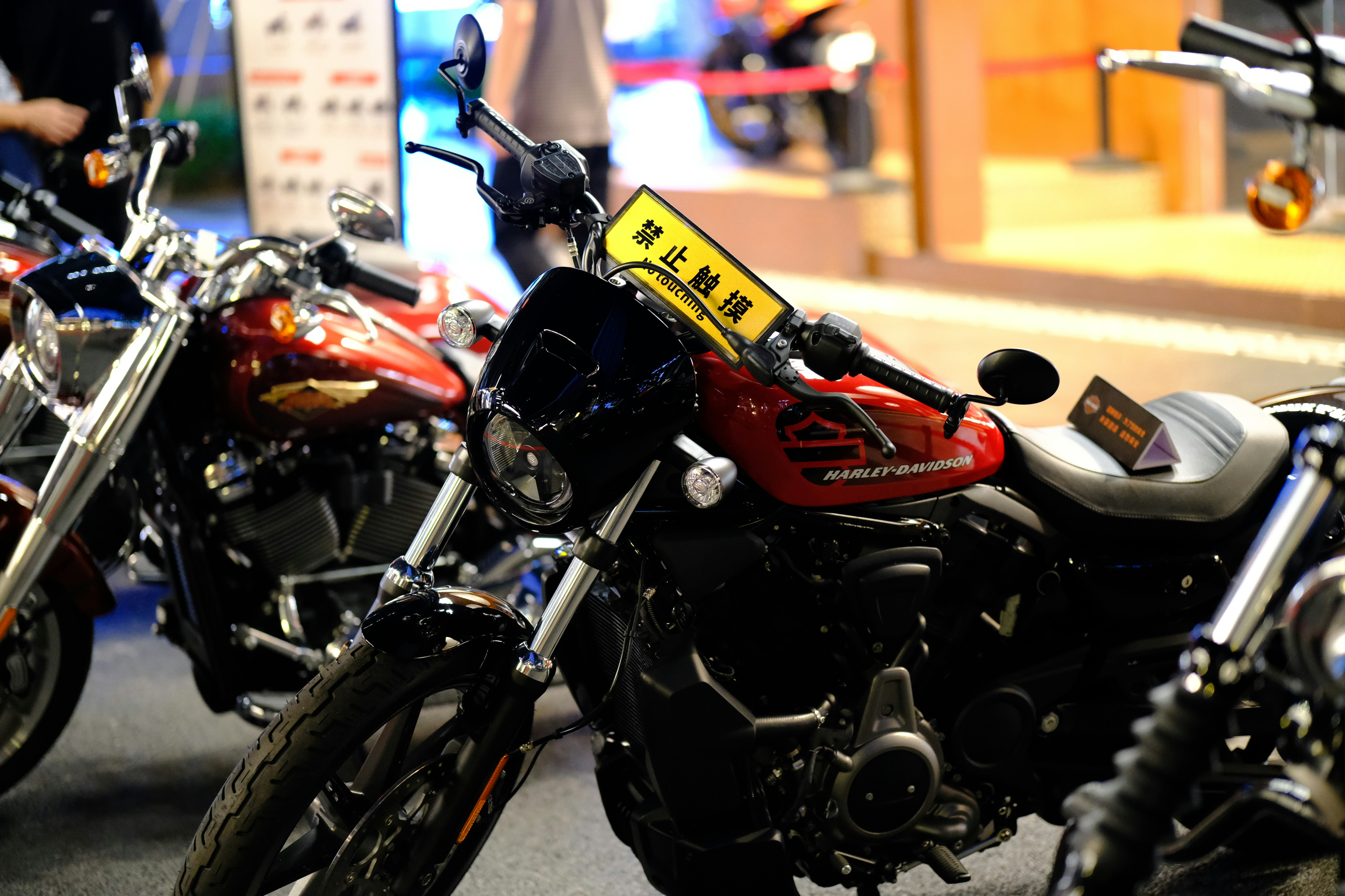 a row of motorcycles parked next to each other