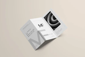 Diseño de portafolio creativo que muestra múltiples proyectos web con un estilo minimalista.