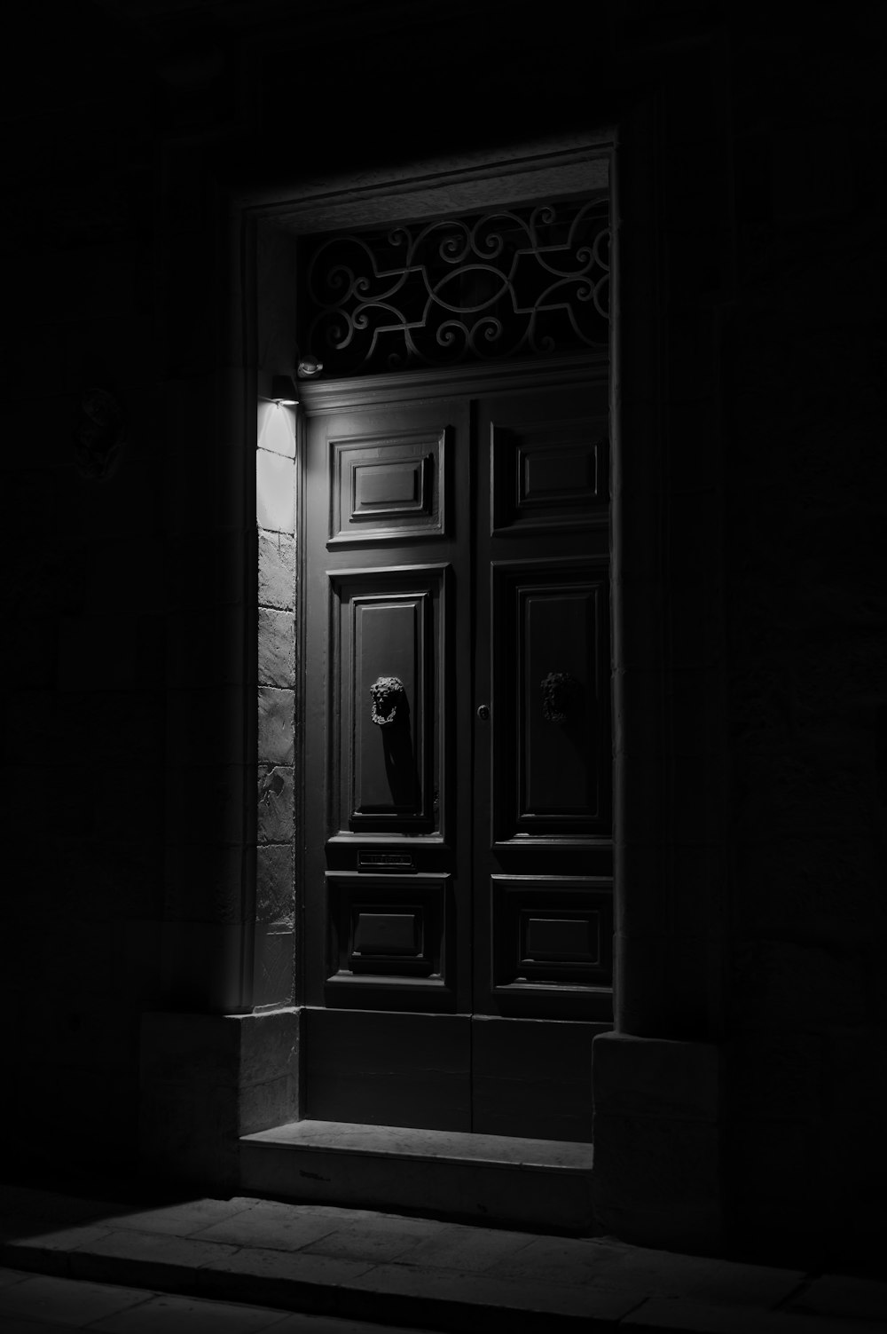 Una foto en blanco y negro de una puerta