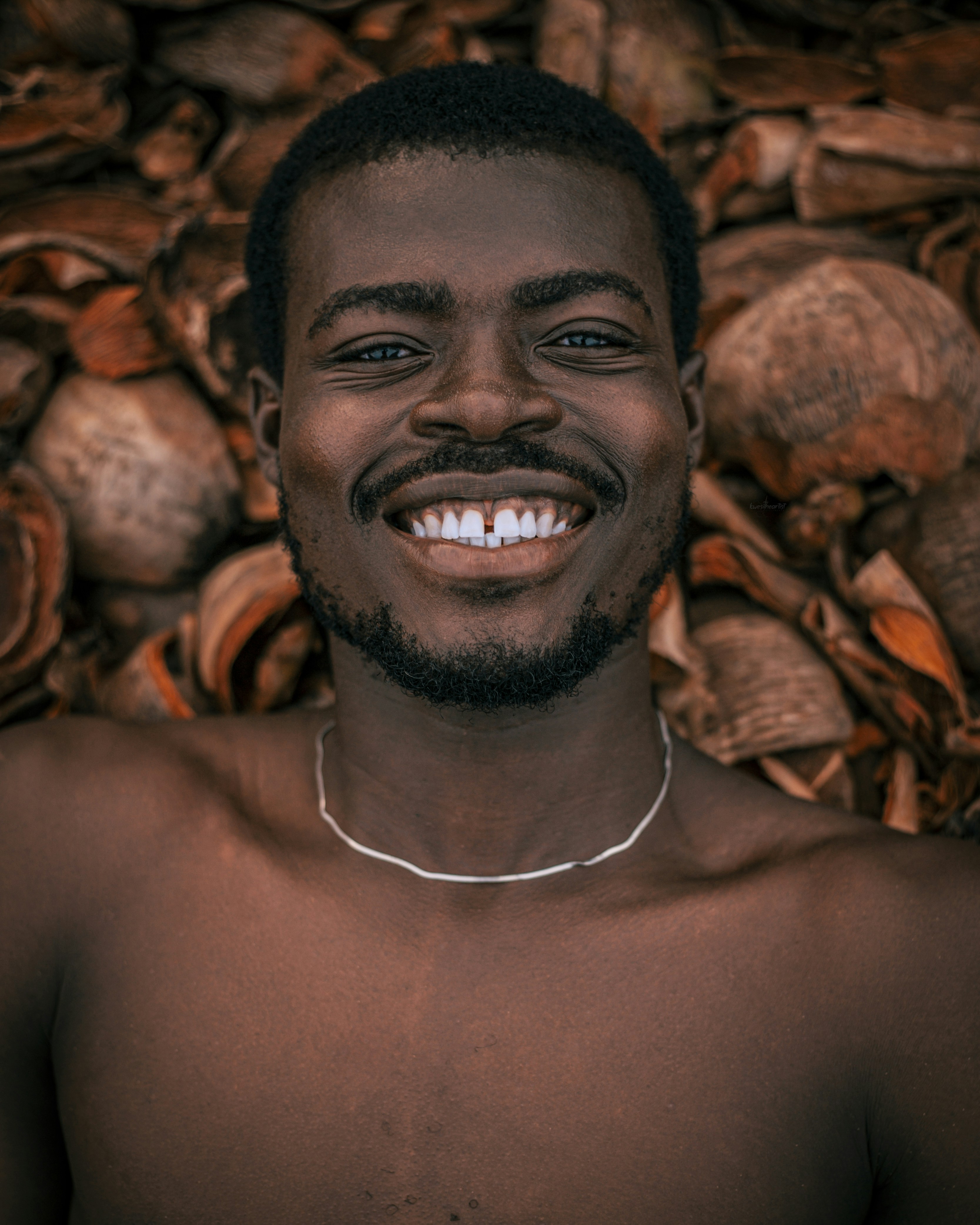 Mise au point sélective de l'homme souriant pendant la journée photo –  Image gratuite de Portrait sur Unsplash, image size:3000x3750