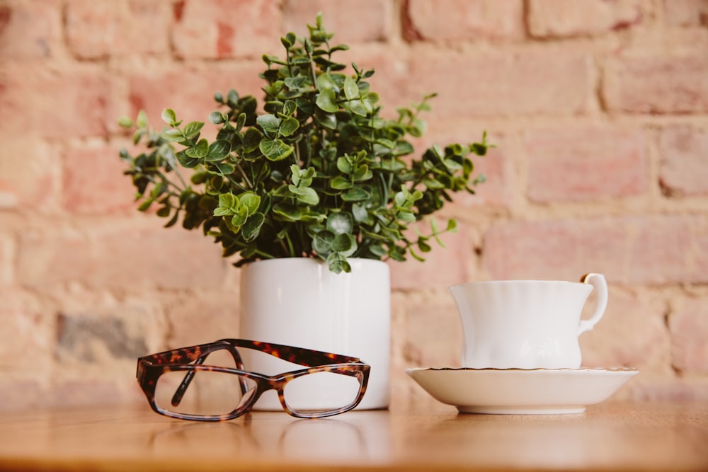 une paire de lunettes posée sur une table en bois
