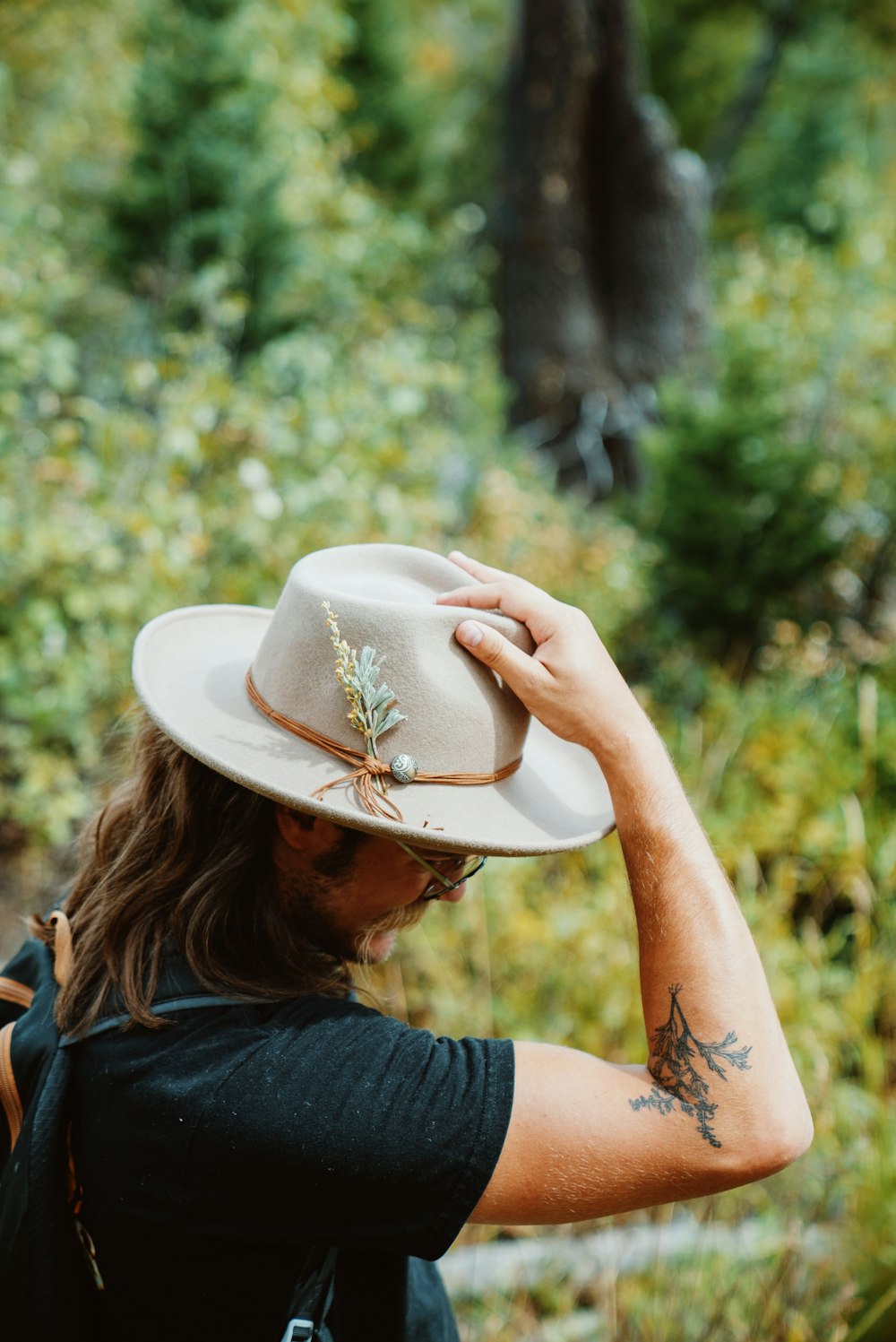 Un hombre con cabello largo con sombrero