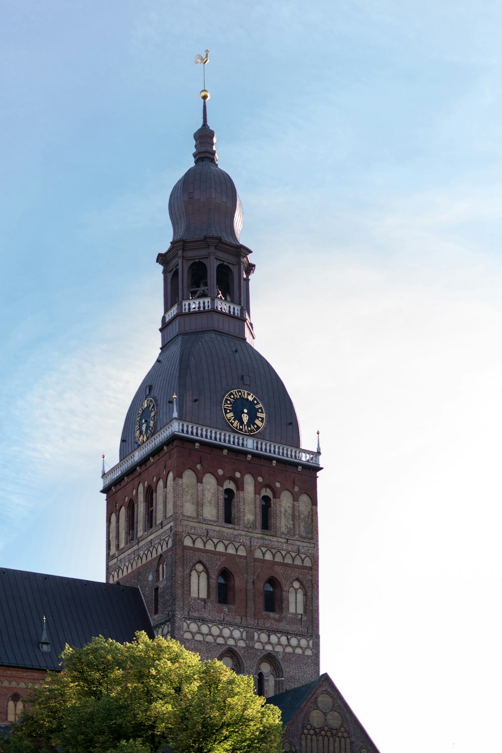 Ein hohes Gebäude mit einer Uhr auf der Spitze