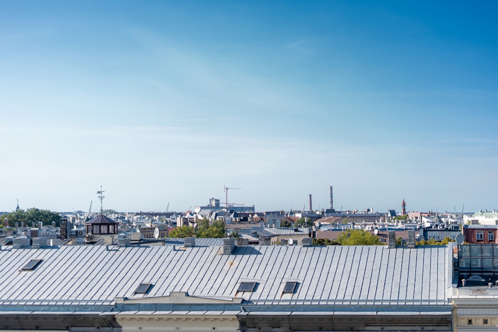 Blick auf eine Stadt vom Dach eines Gebäudes