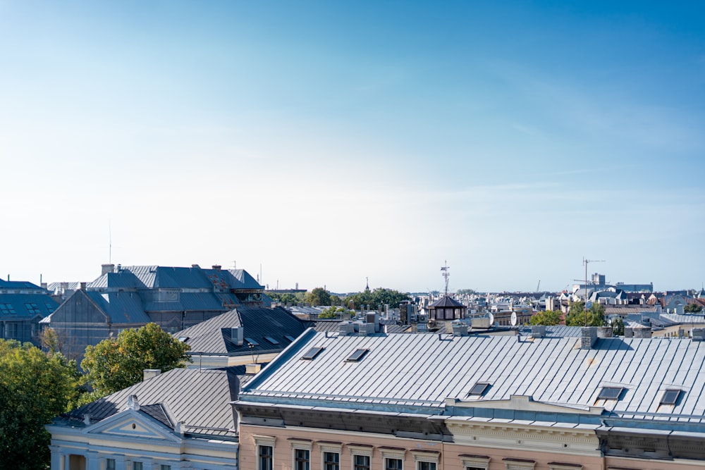 Blick auf eine Stadt vom Dach eines Gebäudes