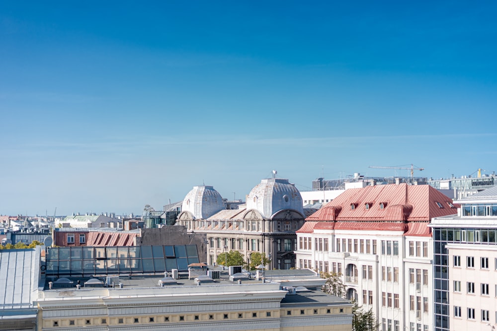 Blick auf eine Stadt von der Spitze eines Gebäudes