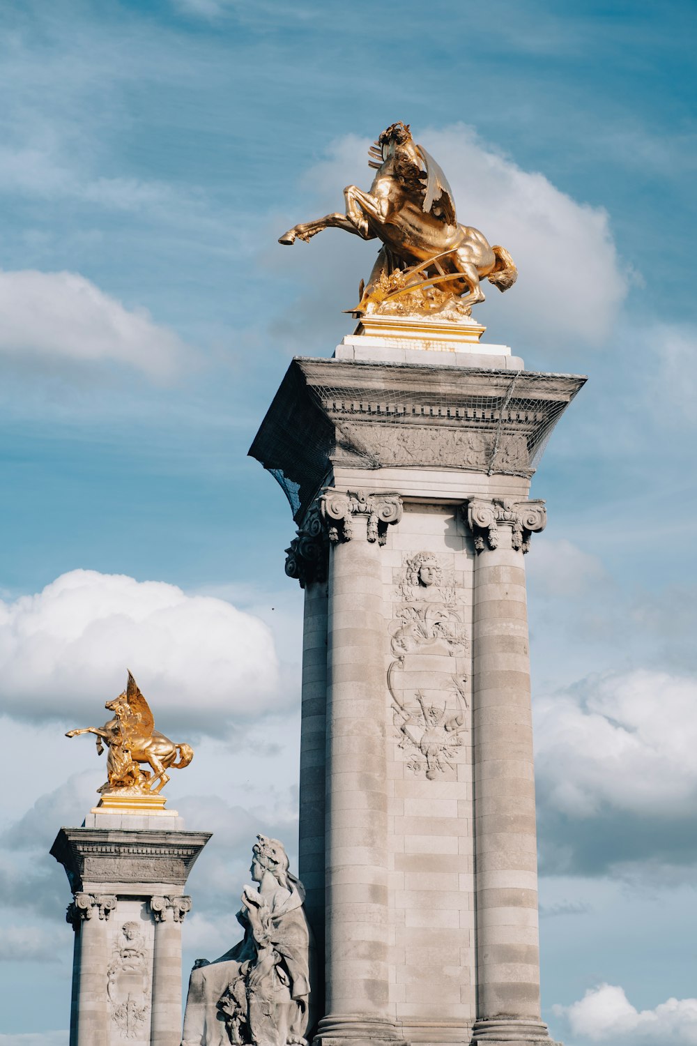 Una estatua dorada en la cima de una torre alta