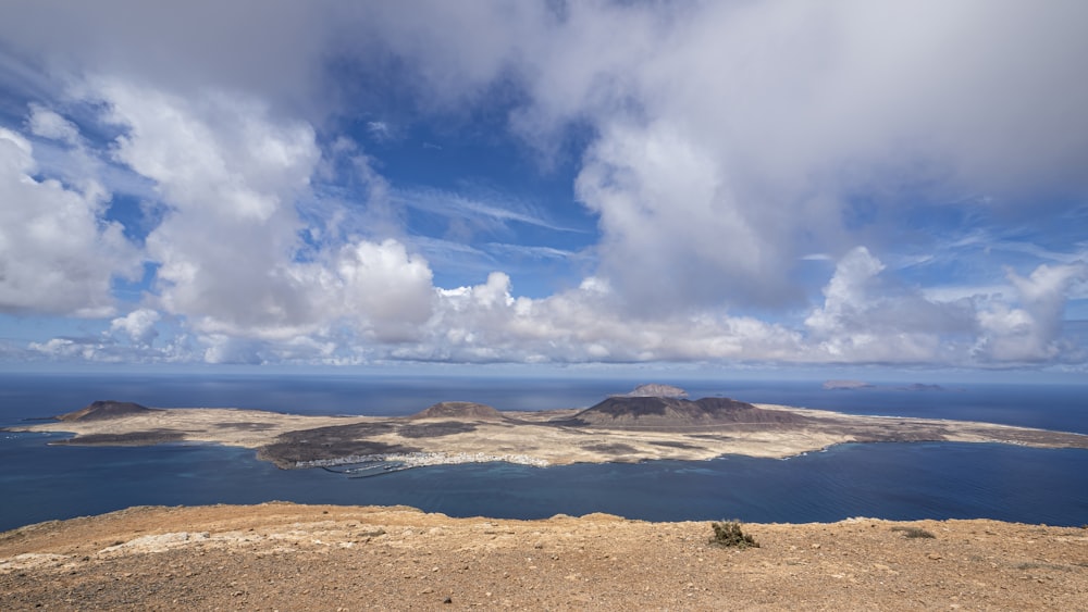 une vue d’une petite île au milieu de l’océan