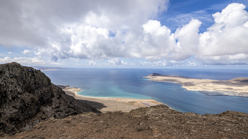 Una vista de una gran masa de agua desde una montaña