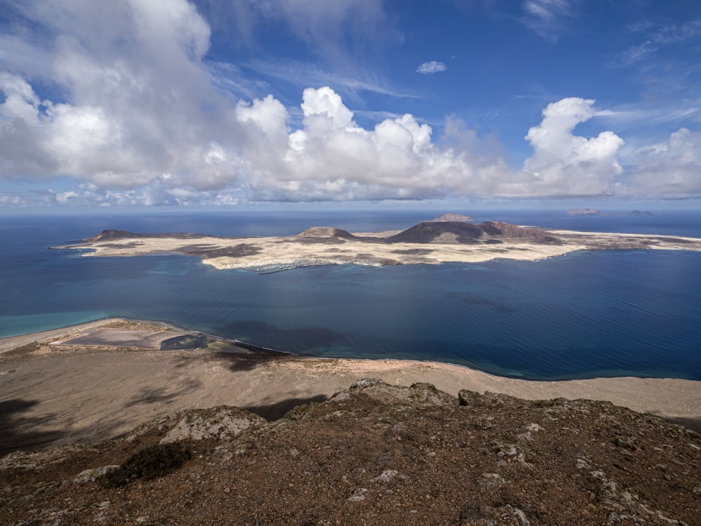 una isla en medio de un cuerpo de agua