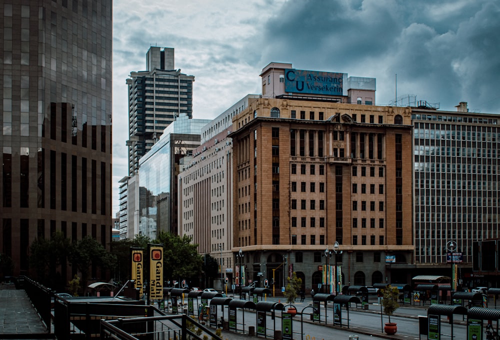 uma rua da cidade cheia de edifícios altos