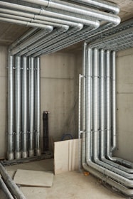a bunch of pipes that are in a room