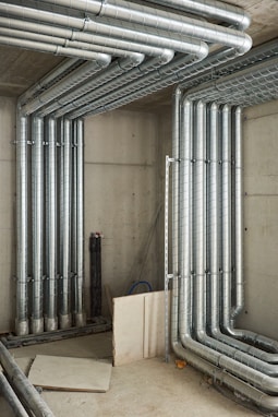 a bunch of pipes that are in a room