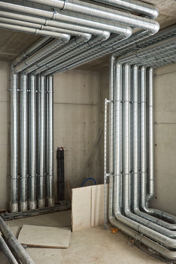 a bunch of pipes that are in a room