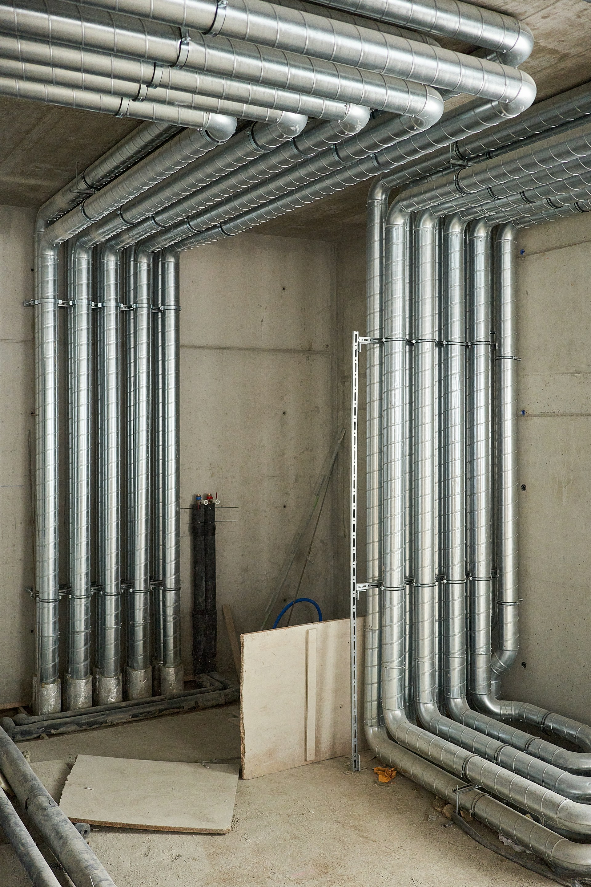 a bunch of pipes that are in a room