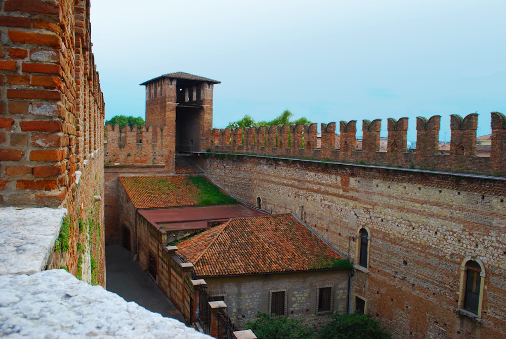 Un vecchio edificio in mattoni con una torre in cima