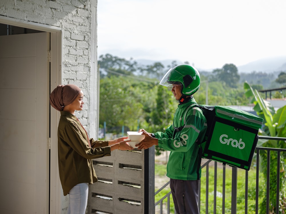 uma pessoa com uma jaqueta verde e uma pessoa com uma jaqueta verde