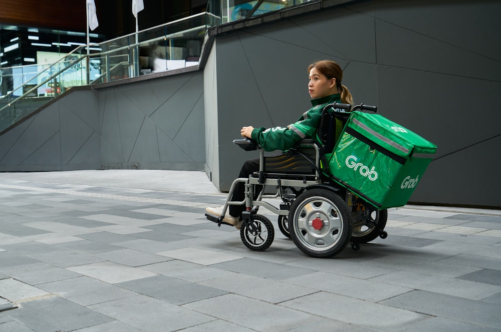 Una donna su una sedia a rotelle con un dispositivo di raffreddamento verde