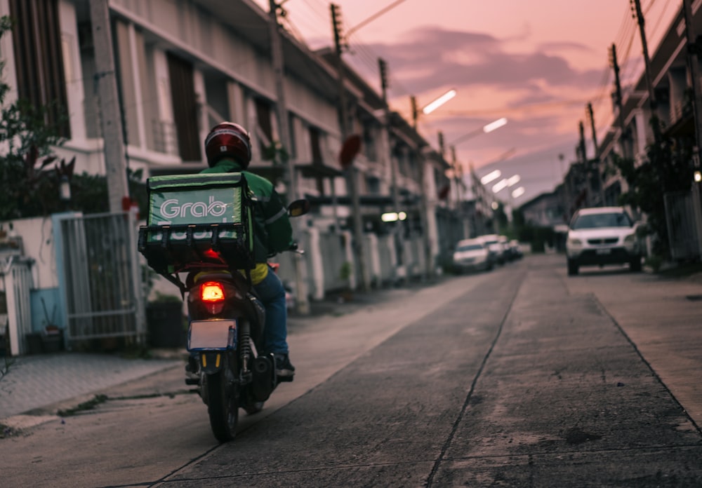 uma pessoa andando de moto por uma rua