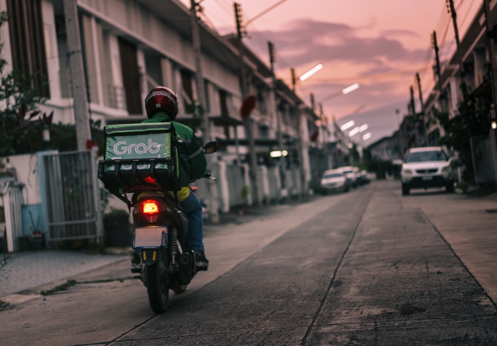 une personne conduisant une motocyclette dans une rue