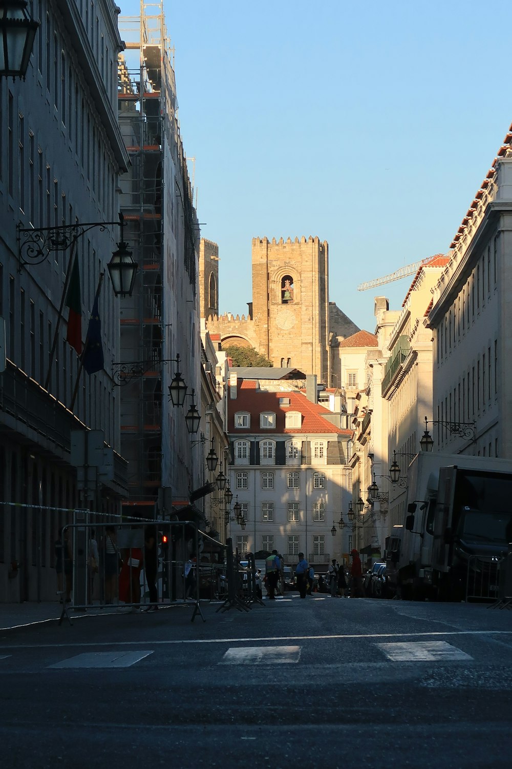 Eine Stadtstraße mit hohen Gebäuden auf beiden Seiten