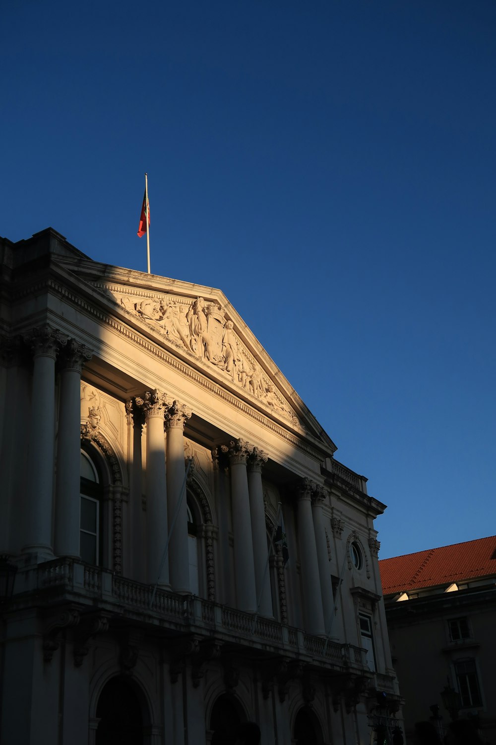 un bâtiment surmonté d’un drapeau